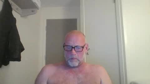sandnesrune523 online show from May 14, 2026, 3:41 pm