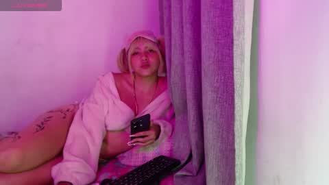 sandy_straw online show from October 17, 2025, 4:37 am