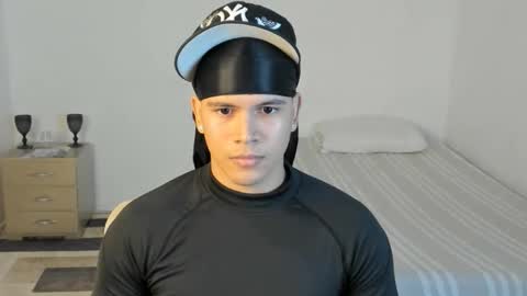 Snapshot of sant_wahlberg chatting on May 22, 2026, 11:21 pm Sant online show from May 22, 2026, 11:21 pm