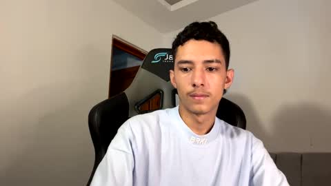 santi_twink19 online show from January 7, 2025, 3:44 pm