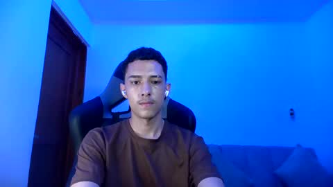 santi_twink19 online show from February 1, 2025, 3:08 am