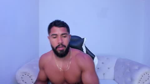 santiago_huntt online show from October 31, 2025, 9:27 pm