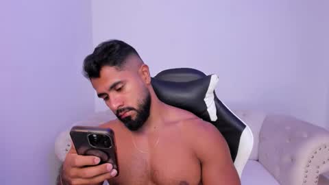 santiago_huntt online show from February 19, 2026, 8:27 pm