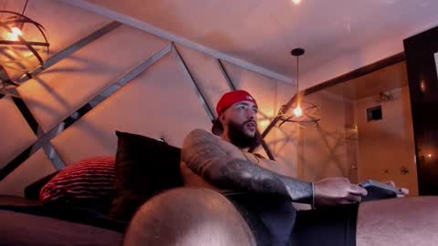 Santiago Hincapiie online show from March 5, 2026, 4:52 am