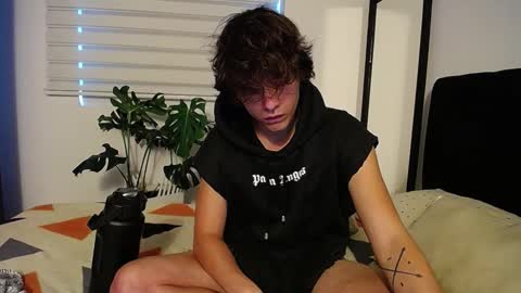 Snapshot of santii_rose chatting on December 18, 2024, 10:35 pm Santii online show from December 18, 2024, 10:35 pm