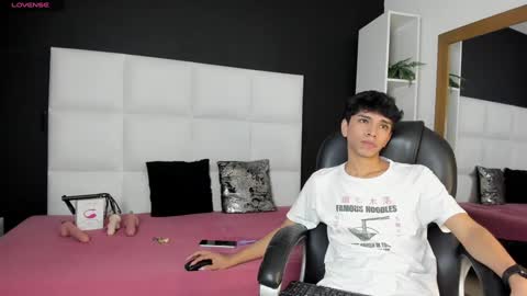 Snapshot of santy_carrington chatting on December 4, 2024, 8:40 pm Santiago Carrington online show from December 4, 2024, 8:40 pm