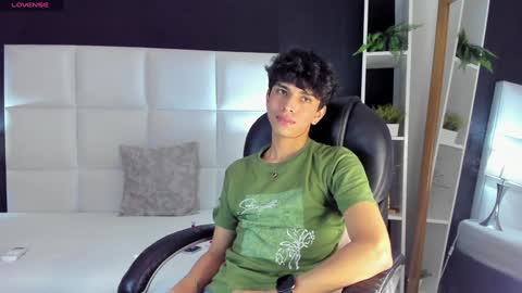 Snapshot of santy_carrington chatting on December 19, 2024, 11:57 pm Santiago Carrington online show from December 19, 2024, 11:57 pm