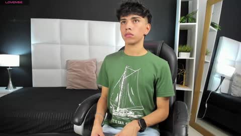 Snapshot of santy_carrington chatting on December 23, 2024, 5:54 pm Santiago Carrington online show from December 23, 2024, 5:54 pm