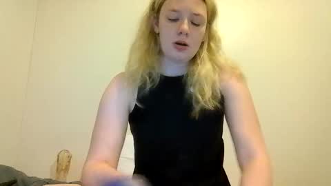 sara9920 online show from April 19, 2026, 12:43 am