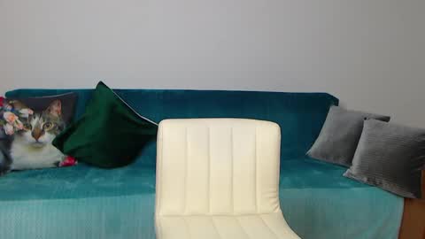 Im Sara I am happy to be here  online show from February 27, 2025, 8:31 pm