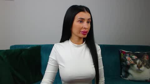 Im Sara I am happy to be here  online show from October 4, 2025, 5:22 pm