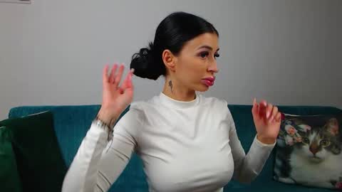 Im Sara I am happy to be here  online show from November 30, 2025, 3:27 pm