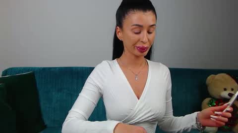 Im Sara I am happy to be here  online show from January 8, 2026, 5:59 pm