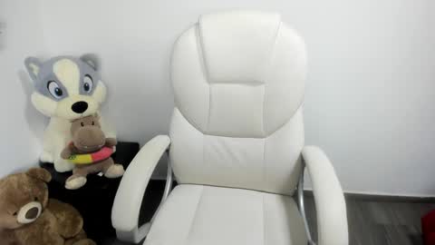 sarah  LIZCANO....... online show from December 26, 2024, 2:05 pm