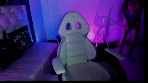 saraa_li online show from September 23, 2025, 3:20 am