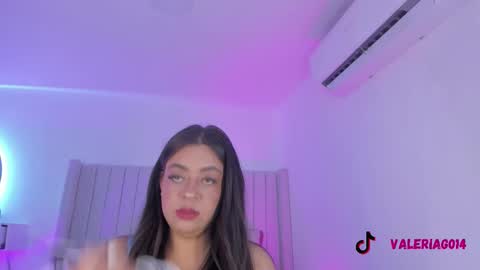 Sarah Bonneth online show from November 17, 2025, 12:00 pm