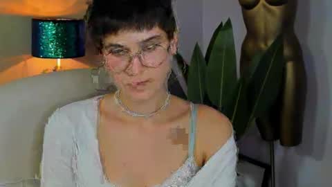 Snapshot of sarah_desire01 chatting on October 2, 2025, 2:46 pm Sarah online show from October 2, 2025, 2:46 pm