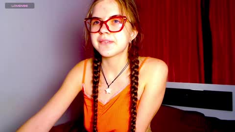 Sarah online show from December 3, 2024, 3:44 pm