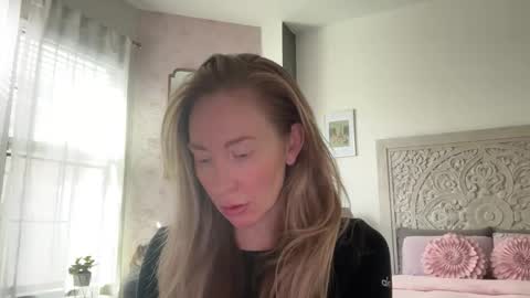 Snapshot of sarahgiroux86 chatting on April 2, 2026, 4:59 pm Sarah online show from April 2, 2026, 4:59 pm