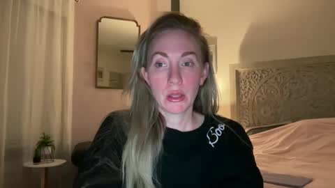 Snapshot of sarahgiroux86 chatting on May 6, 2026, 4:30 am Sarah online show from May 6, 2026, 4:30 am