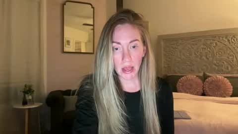 Snapshot of sarahgiroux86 chatting on May 10, 2026, 3:44 am Sarah online show from May 10, 2026, 3:44 am