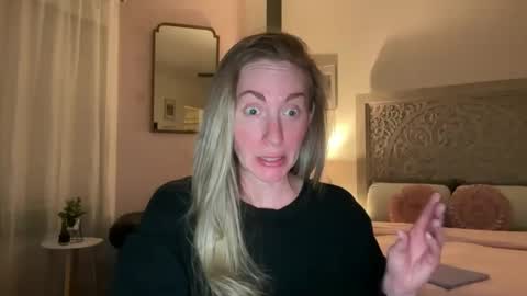 Snapshot of sarahgiroux86 chatting on May 13, 2026, 4:21 am Sarah online show from May 13, 2026, 4:21 am