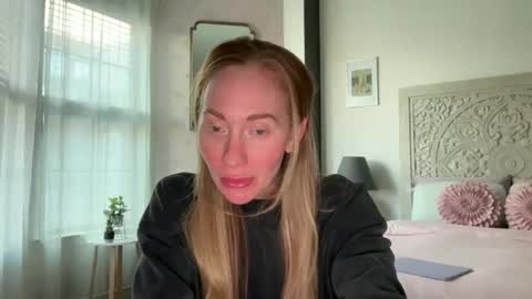 Snapshot of sarahgiroux86 chatting on May 14, 2026, 12:50 am Sarah online show from May 14, 2026, 12:50 am