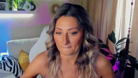 Snapshot of sarahholly chatting on May 31, 2026, 9:16 am Divine Sarah NONUDE model online show from May 31, 2026, 9:16 am