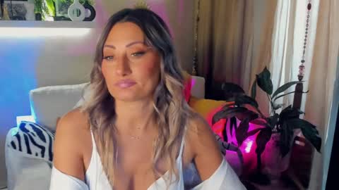 Snapshot of sarahholly chatting on June 4, 2026, 7:58 am Divine Sarah NONUDE model online show from June 4, 2026, 7:58 am