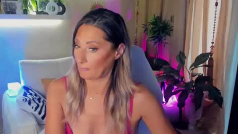 Snapshot of sarahholly chatting on June 17, 2026, 1:56 pm Divine Sarah NONUDE model online show from June 17, 2026, 1:56 pm