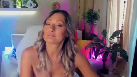 Snapshot of sarahholly chatting on June 19, 2026, 11:47 am Divine Sarah NONUDE model online show from June 19, 2026, 11:47 am