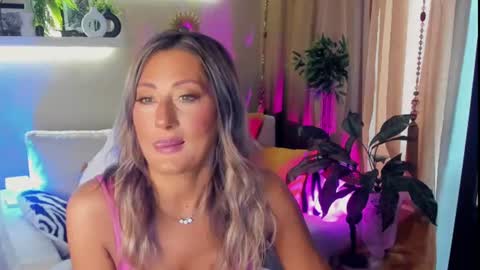 Snapshot of sarahholly chatting on June 30, 2026, 7:09 am Divine Sarah NONUDE model online show from June 30, 2026, 7:09 am