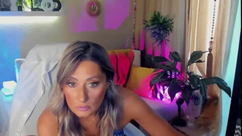 Snapshot of sarahholly chatting on July 10, 2026, 8:50 am Divine Sarah NONUDE model online show from July 10, 2026, 8:50 am