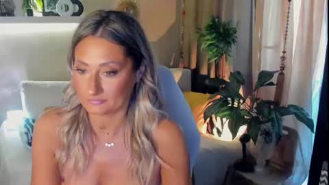 Snapshot of sarahholly chatting on July 14, 2026, 2:01 pm Divine Sarah NONUDE model online show from July 14, 2026, 2:01 pm