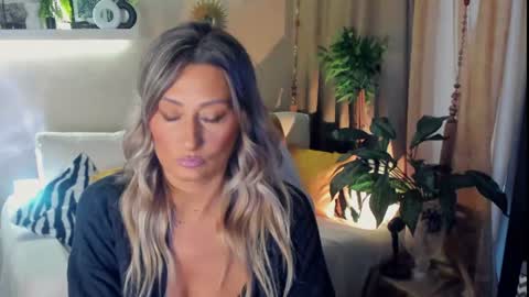Snapshot of sarahholly chatting on July 17, 2026, 1:40 pm Divine Sarah NONUDE model online show from July 17, 2026, 1:40 pm
