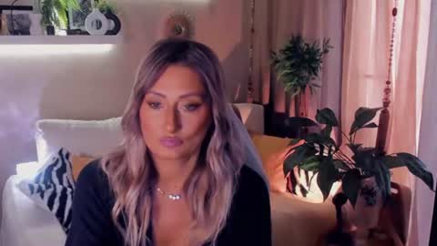 Snapshot of sarahholly chatting on July 19, 2026, 8:07 am Divine Sarah NONUDE model online show from July 19, 2026, 8:07 am