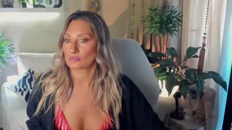 Snapshot of sarahholly chatting on July 20, 2026, 2:19 pm Divine Sarah NONUDE model online show from July 20, 2026, 2:19 pm