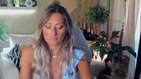 Snapshot of sarahholly chatting on July 22, 2026, 3:15 pm Divine Sarah NONUDE model online show from July 22, 2026, 3:15 pm