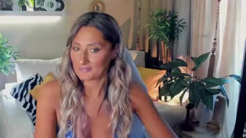 Snapshot of sarahholly chatting on July 26, 2026, 2:35 pm Divine Sarah NONUDE model online show from July 26, 2026, 2:35 pm