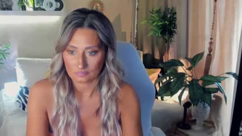 Snapshot of sarahholly chatting on July 27, 2026, 2:24 pm Divine Sarah NONUDE model online show from July 27, 2026, 2:24 pm