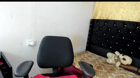 Sarah online show from October 18, 2025, 6:52 pm