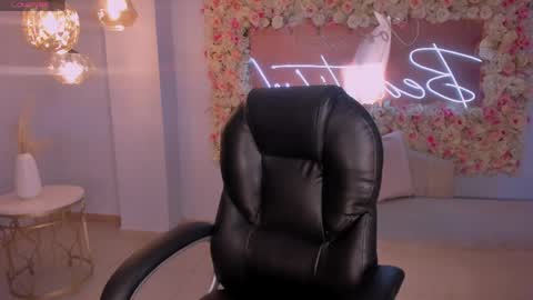 Sarah  independent model online show from April 16, 2026, 4:13 am