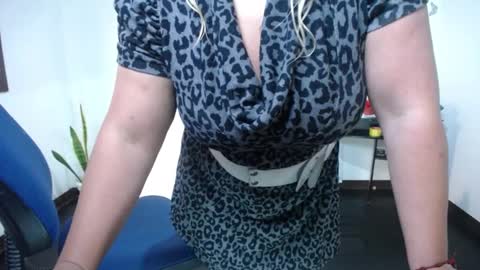 Saraloves online show from January 13, 2025, 3:04 pm