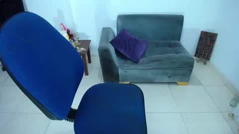 Saraloves online show from November 11, 2025, 11:21 am