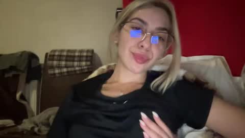 Snapshot of sarrah_rossy chatting on January 6, 2025, 12:27 am Sarrah online show from January 6, 2025, 12:27 am