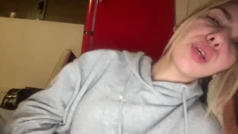 Snapshot of sarrah_rossy chatting on February 26, 2025, 12:27 am Sarrah online show from February 26, 2025, 12:27 am