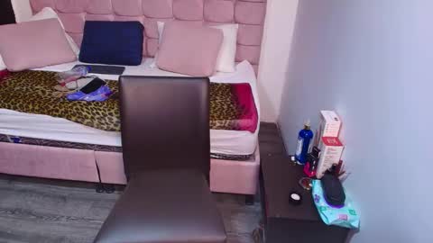 S A S H A R O S E online show from September 18, 2025, 11:56 am