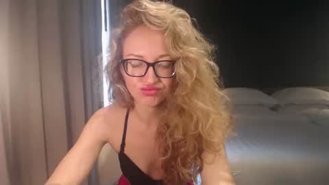 Sasha online show from November 9, 2025, 4:22 am