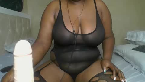 Snapshot of sassie_bee chatting on December 9, 2024, 11:34 pm sassie_bee online show from December 9, 2024, 11:34 pm