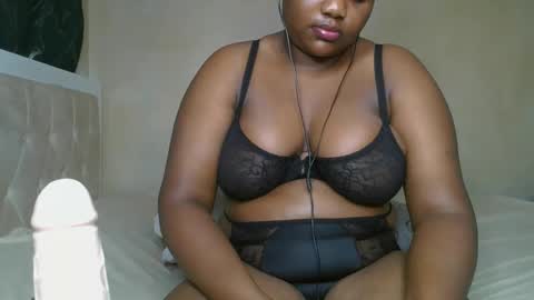 Snapshot of sassie_bee chatting on December 17, 2024, 2:23 am sassie_bee online show from December 17, 2024, 2:23 am